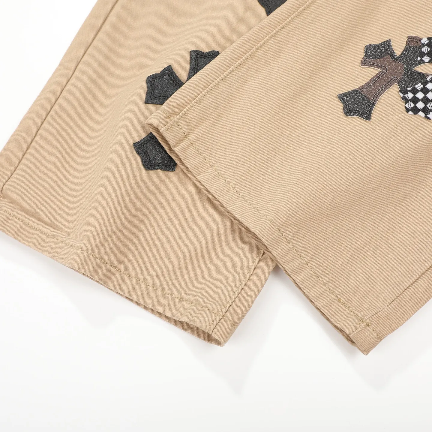 P260 Chrome Hearts/Chrome Hearts camouflage checkerboard horsehair cross patch leather jeans - Full of exploring the ultimate in fashion, Chrome Hearts' new Chrome Hearts pants cleverly integrate camouflage cross, checkerboard horsehair cross and other elements to break traditional boundaries. The clever fusion of Mattyboy’s same style, overalls and khaki jeans brings endless matching inspiration to fashionistas.  This pair of Croxin overalls not only presents a unique retro style, but also combines comfort and sophistication with its wide-leg, loose design. The mid-high waist design matches a lazy and casual style, which not only makes the legs longer but also maintains a casual feel, it is a must-have fashion choice for trendy men and trendy women.  Khaki overalls are unique in leather matching and color selection, making them the leader among overalls. Chrome Hearts' khaki cross chino casual pants have a prince-like aristocratic feel. The pants have 40 panels of leather and full texture. The W34 size is perfectly presented and has become the focus of the forefront of fashion. Whether it's for daily wear or a trendy try, these pants can bring you an excellent fashion experience.  Color: Khaki Size: 28 30 32 34 corresponding size s-xl